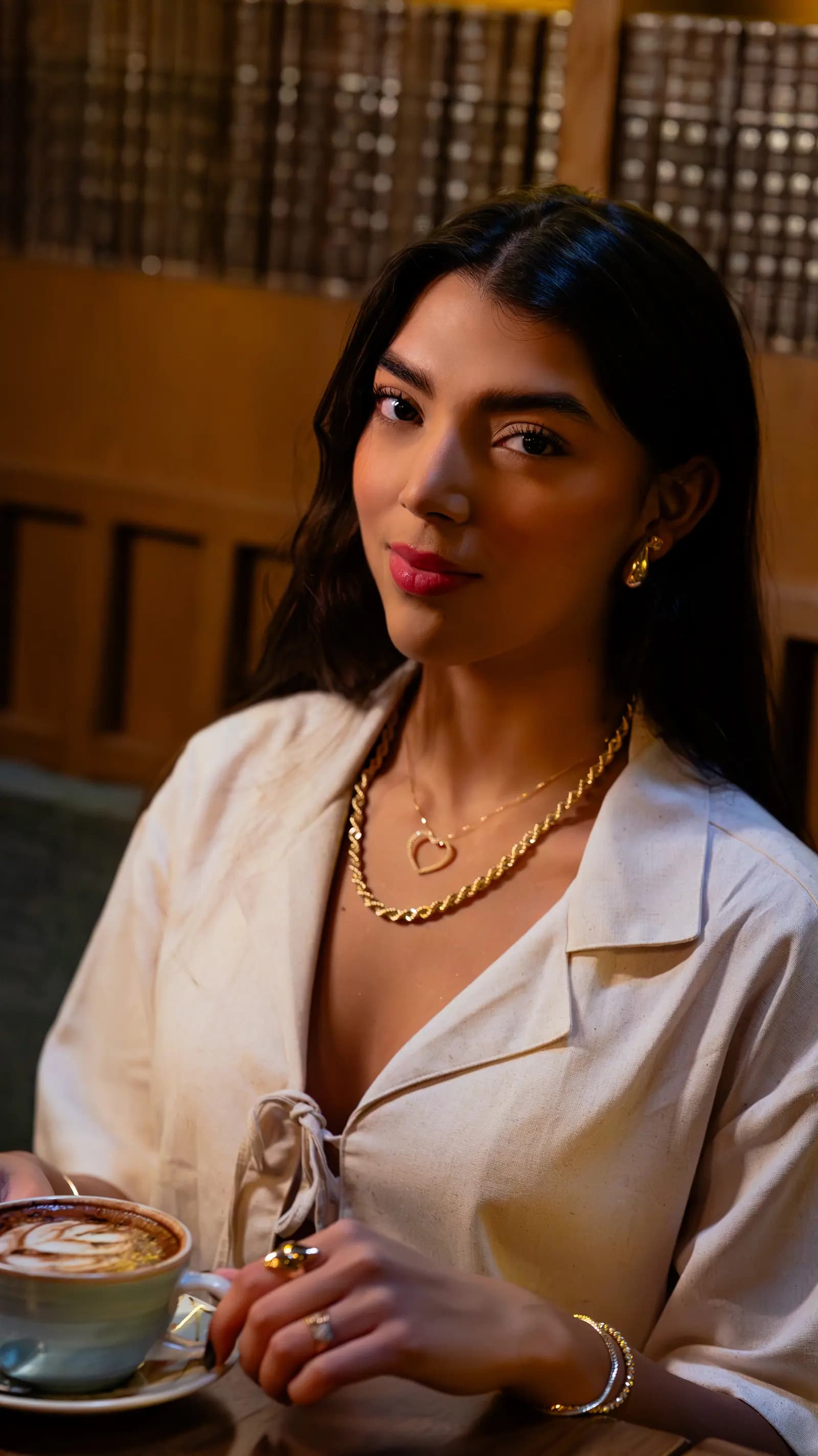 Modelo con cadenas y anillos de oro 18K de MC Metales del Caribe