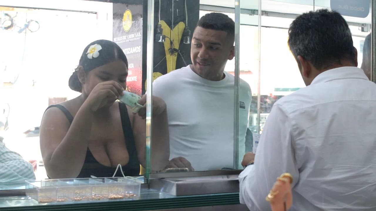 Clienta recibiendo su dinero en la ventanilla de MC Metales