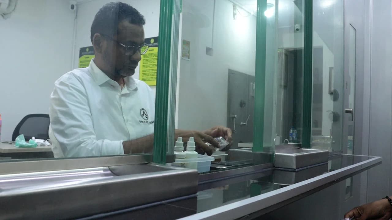Tasador de MC Metales revisando joyas en la ventanilla