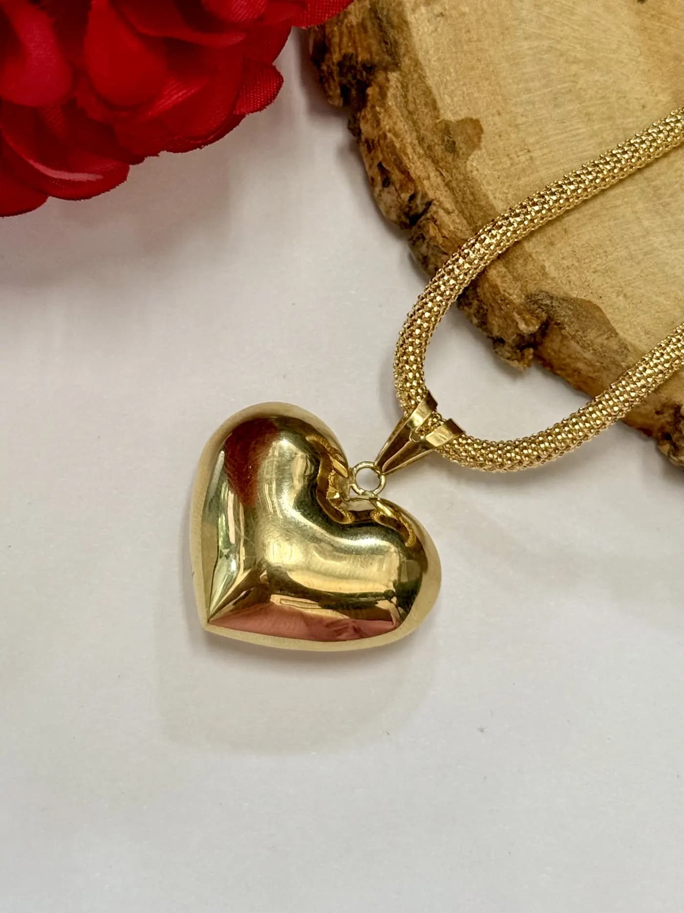 Cadena con dije de corazón en oro